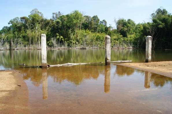 Đập tràn qua đường đi